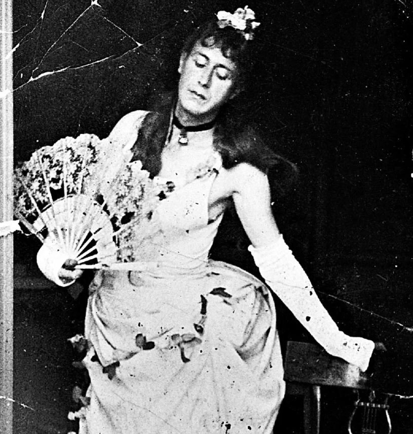 Η μεταμφίεση του Γιάννη Τσαρούχη σε κυρία με τις καμέλιες / Φωτογραφία από το πολύτιμο αρχείο του Μιχάλη Μακρουλάκη.