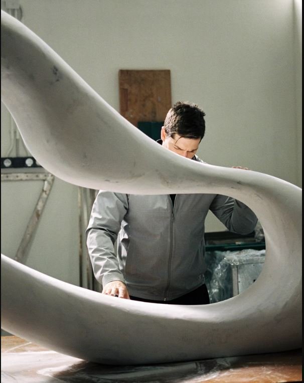  Στο εργαστήριο, ετοιμάζοντας το γλυπτό που παρουσιάστηκε στον Πειραιά