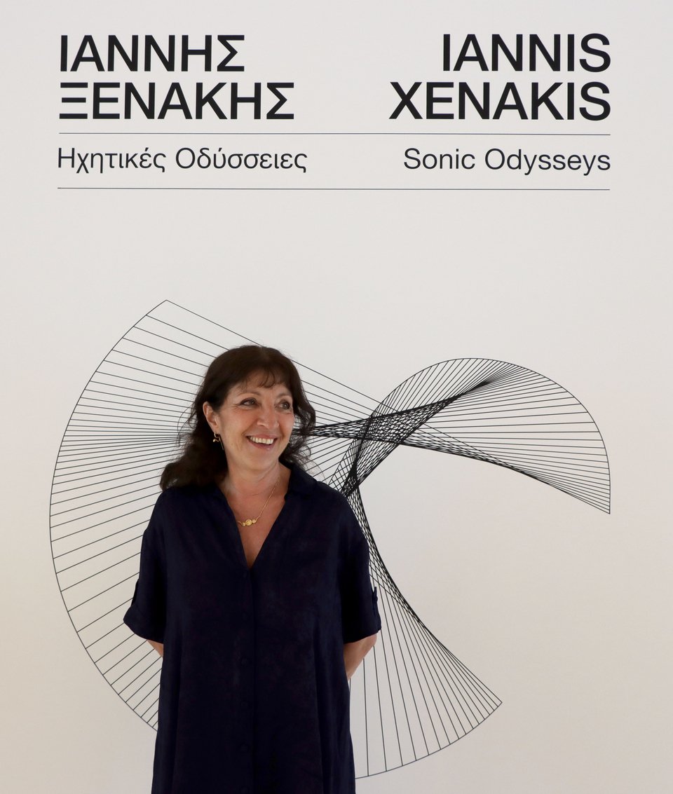 H Mάχη Ξενάκη στην είσοδο της έκθεσης του ΕΜΣΤ / Εστέλλα Βαλάση