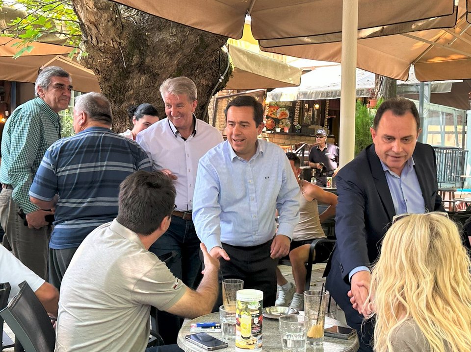 Μηταράκης και Γεωργαντάς χαιρετούν θαμώνες σε καφέ στο Κιλκίς