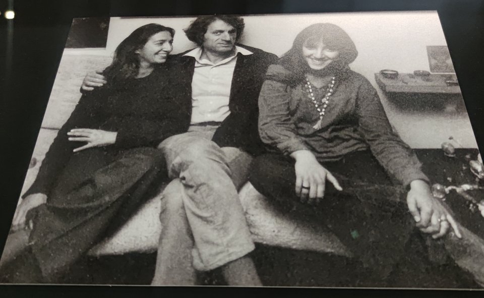 Η Φρανσουάζ και ο Ιάννης Ξενάκης ήταν ζευγάρι 50 χρόνια. Πλάι τους, δεξιά, η Μάχη / Φωτογραφία που εκτίθεται στο ΕΜΣΤ.