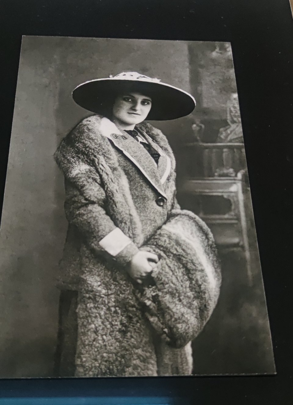 Φωτεινή, η μητέρα του Ιάννη Ξενάκη. Πέθανε όταν αυτός ήταν πέντε ετών, πάνω στη γέννα της αδελφής του που γεννήθηκε νεκρή / Φωτογραφία που εκτίθεται στο ΕΜΣΤ