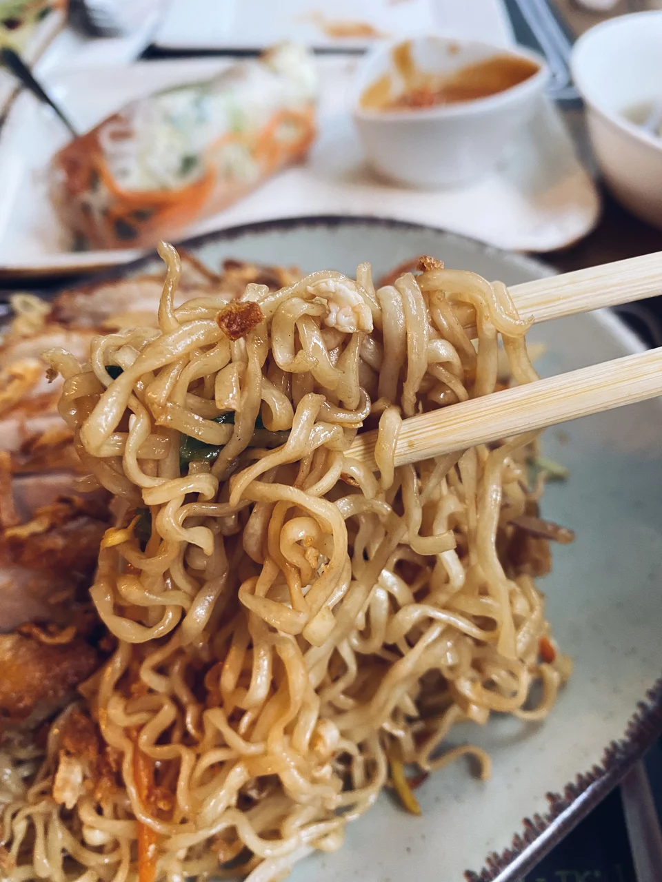 Νόστιμα βιετναμέζικα noodles με τραγανή πάπια / Φωτογραφία: Μάνος Λειβαδάρος/iefimerida