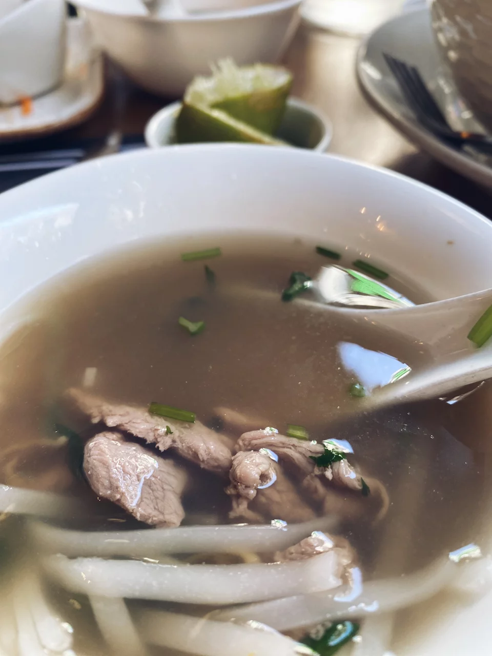 Η Pho, η παραδοσιακή σούπα του Βιετνάμ, τρώγεται εκεί σαν πρωινό / Φωτογραφία: Μάνος Λειβαδάρος/iefimerida