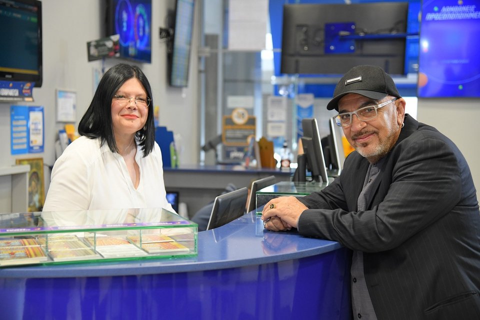 Η Ανδρομάχη Κακούρου, ιδιοκτήτρια καταστήματος ΟΠΑΠ στου Ζωγράφου, με τον Γιάννη Ζουγανέλη 