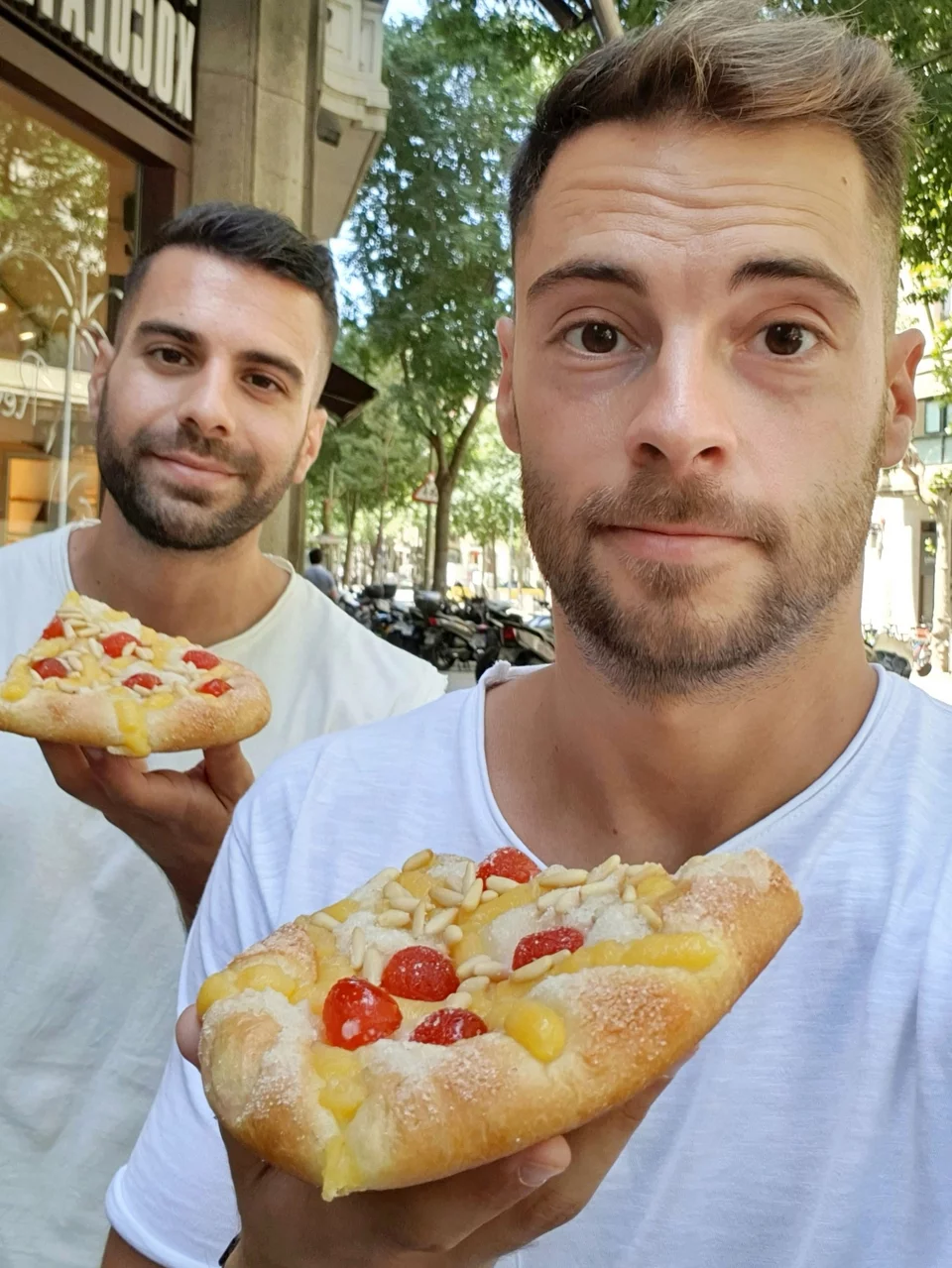 Ο Βασίλης και ο Πρόδρομος απολαμβάνοντας ένα ισπανικό street food στη Βαρκελώνη / Φωτογραφία: eatchers/nstagram
