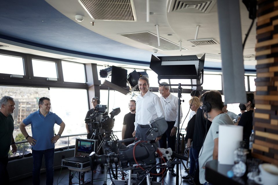 Ο Κυριάκος Μητσοτάκης κατά την προετοιμασία για την συνέντευξη στο Νίκο Χατζηνικολάου, για το κεντρικό δελτίο ειδήσεων του ΑΝΤ1