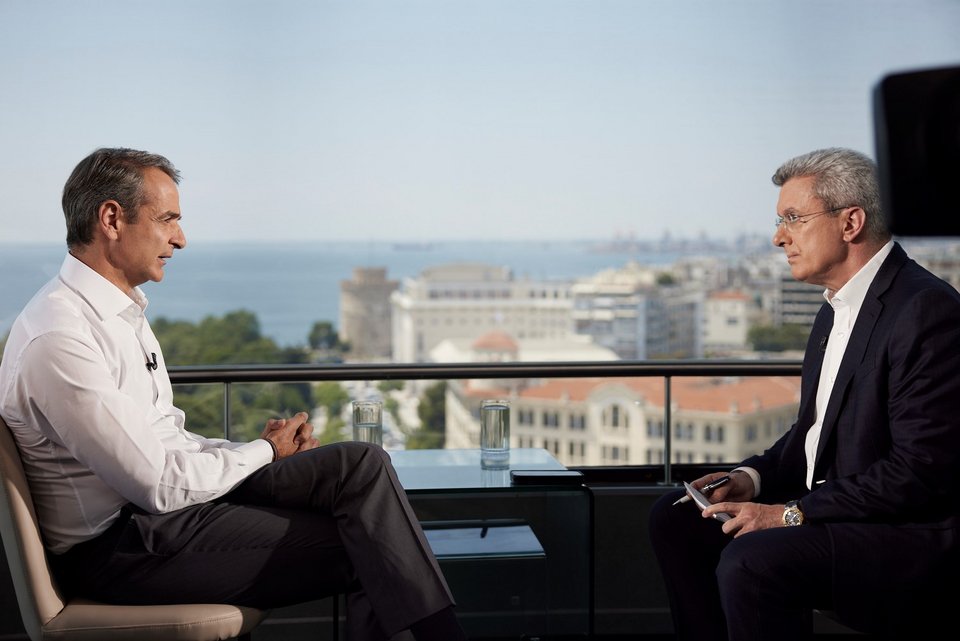 Ο Κυριάκος Μητσοτάκης και ο Νίκος Χατζηνικολάου κατά τη διάρκεια συνέντευξης στον πύργο του ΟΤΕ στη Θεσσαλονίκη