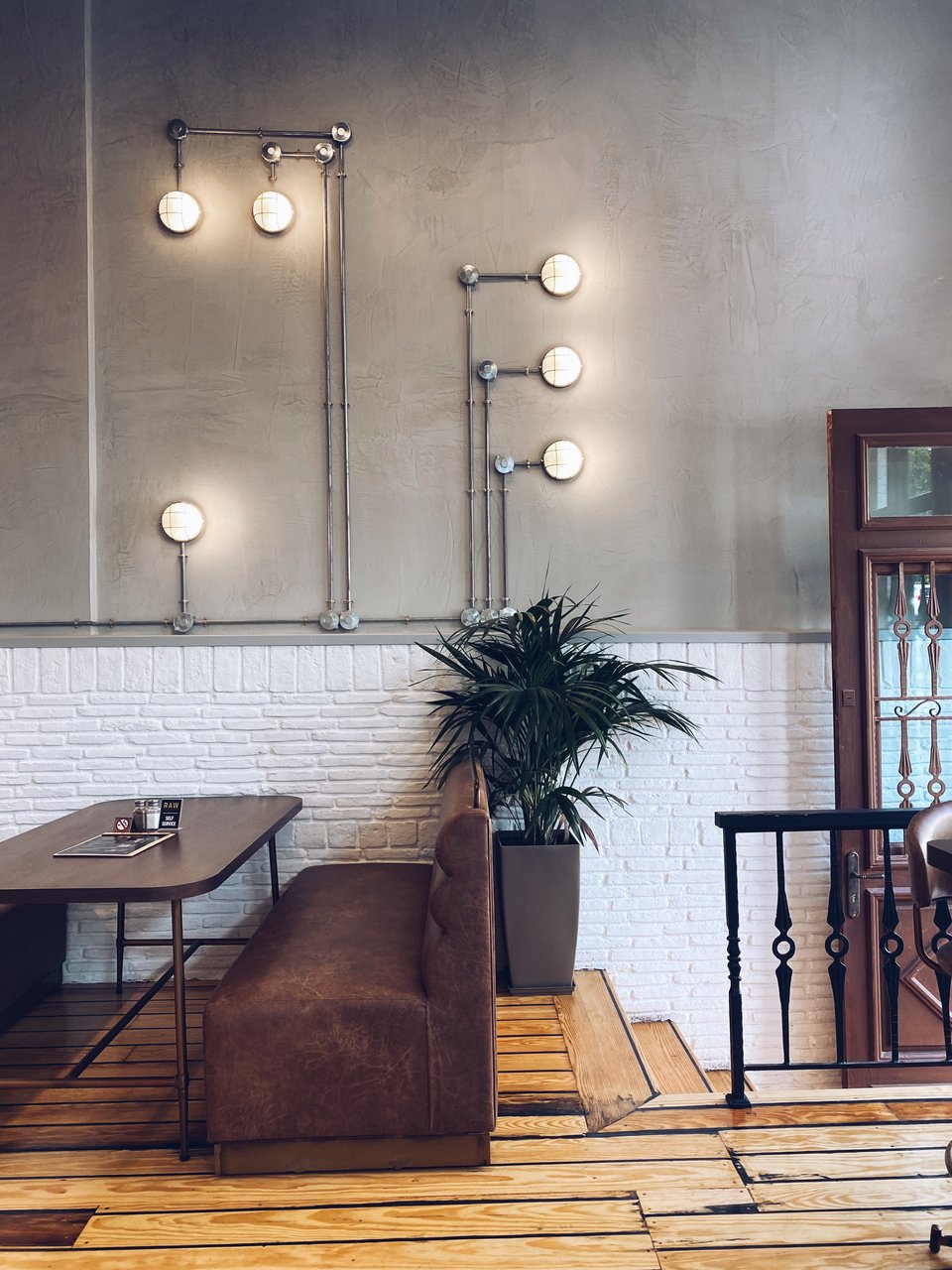 Τα δερμάτινα σεπαρέ στη σάλα του Raw Street Burger / Φωτογραφία: Μάνος Λειβαδάρος/iefimerida