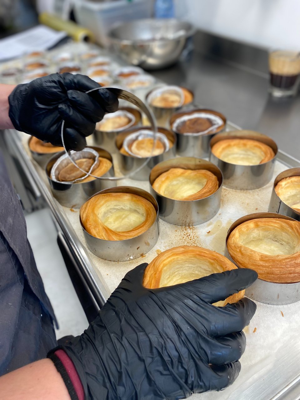 Τα στρογγυλά κρουασάν μόλις βγήκαν από το φούρνο και αφαιρούνται από τις φόρμες τους. 