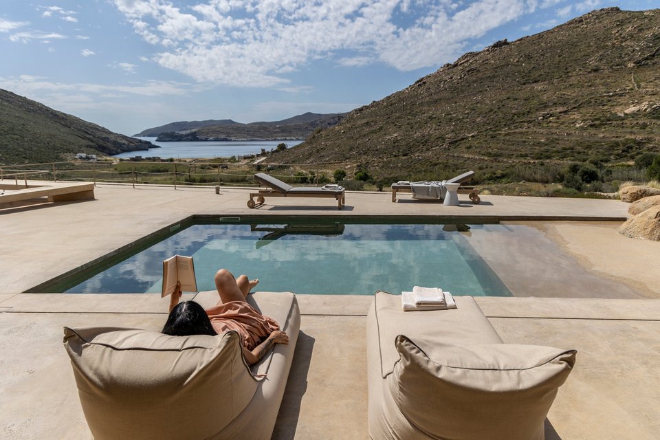 Στιγμές χαλάρωσης στα daybeds της πισίνας / Φωτογραφία Ioanna Roufopoulou
