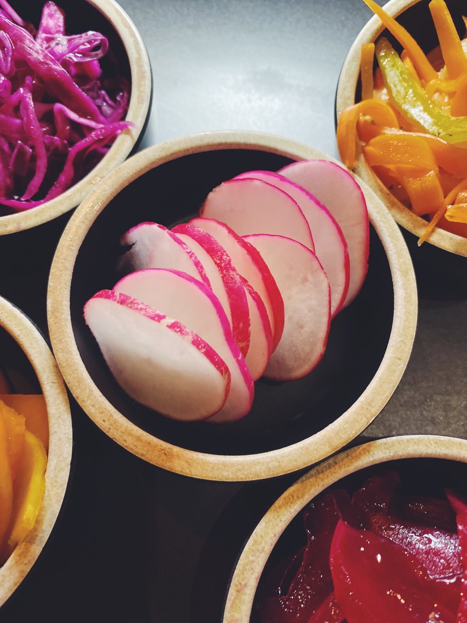 Tα πάντα στο Mexha είναι προσεγμένα στη λεπτομέρεια, ακόμα και οι πίκλες για τα ποτά ή τα φαγητά είναι 100% χειροποίητες από την κουζίνα του εστιατορίου / Φωτογραφία: Μάνος Λειβαδάρος/iefimerida