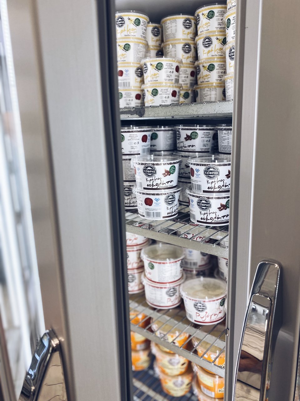 Το γαλακτοπωλείο Τζίφρης φημίζεται εκτός από το παγωτό για τις καταπληκτικές κρέμες του  / Φωτογραφία: Μάνος Λειβαδάρος/iefimerida