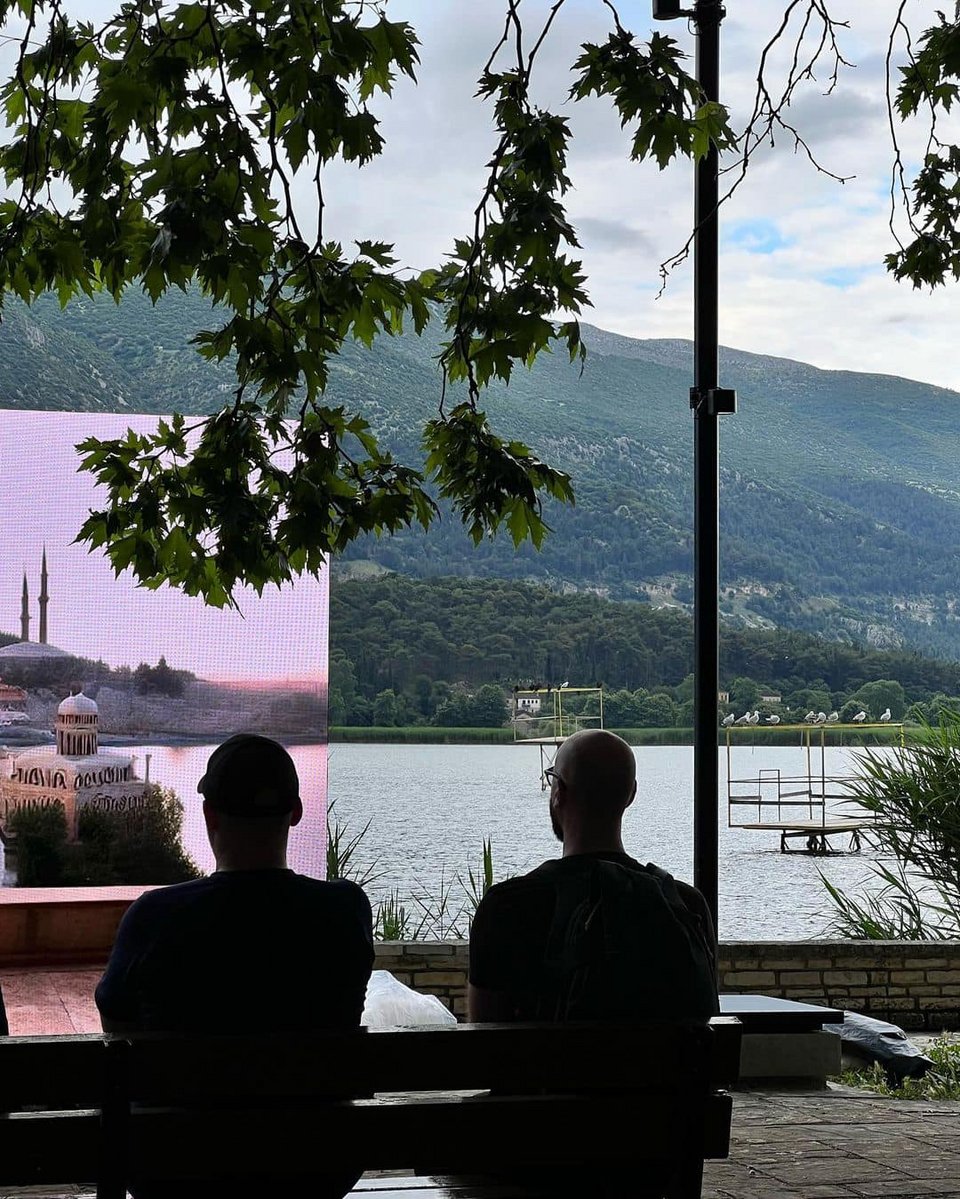 Mπροστά στο έργο Parallels των Matthew Niederhauser, και Marc Da Costa / Βασίλης Μπίμπας