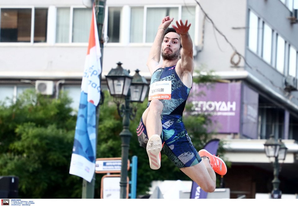 Ο Μίλτος Τεντόγλου στο τελευταίο άλμα στο «Piraeus Street Long Jump» πέταξε στα 8,24 μ.