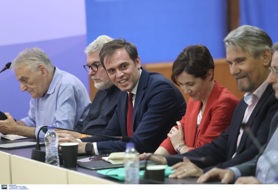 Οι εκπρόσωποι των κοινοβουλευτικών κομμάτων στη συνεδρίασης της Διακομματικής Επιτροπής