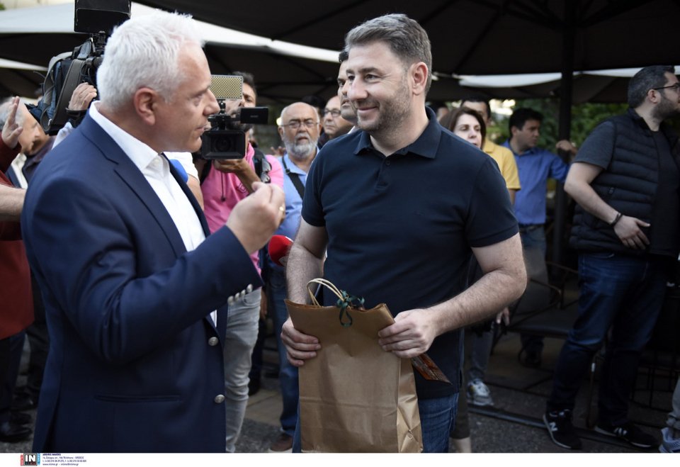 Ο Νίκος Ανδρουλάκης κατά την περιοδεία του στο Μαρούσι Αττικής
