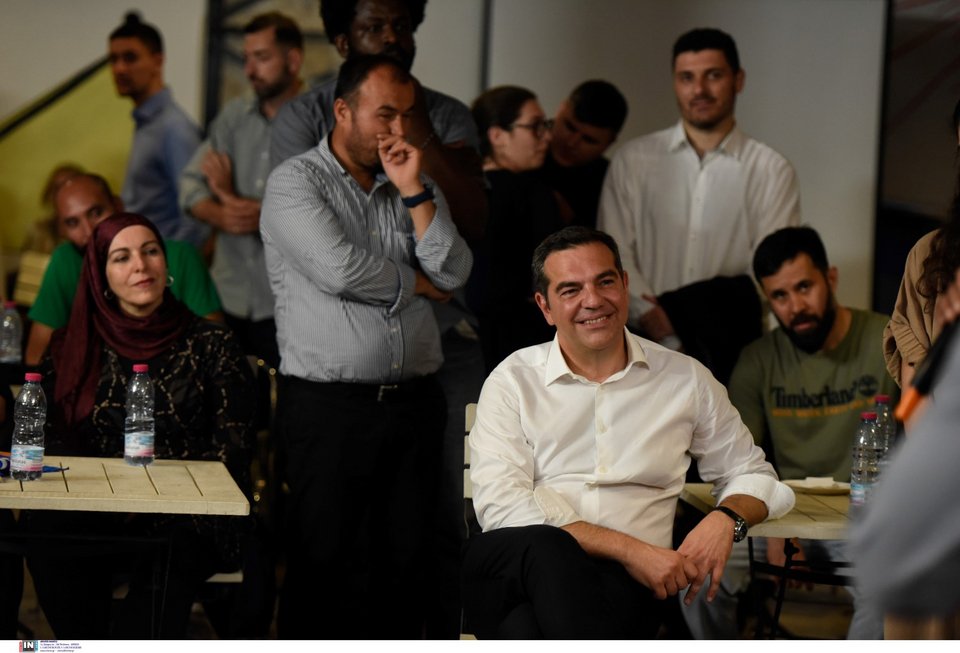 Ο Αλέξης Τσίπρας ευδιάθετος κατά την συνάντηση που είχε με εκπροσώπους από μεταναστευτικές και προσφυγικές κοινότητες στον πολυχώρο Σπούτνικ