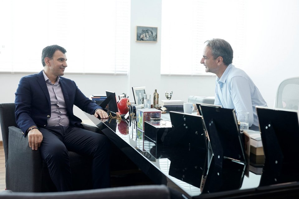 Ο Κυριάκος Μητσοτάκης παραχωρεί συνέντευξη στην εφημερίδα RealNews και στον δημοσιογράφο Γιώργο Σιαδήμα