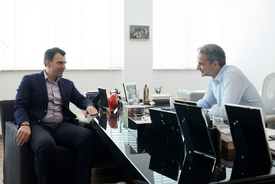 Ο Κυριάκος Μητσοτάκης παραχωρεί συνέντευξη στην εφημερίδα RealNews και στον δημοσιογράφο Γιώργο Σιαδήμα