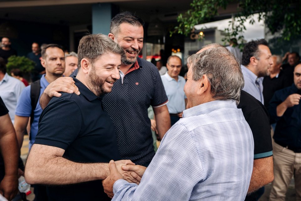 Ο Νίκος Ανδρουλάκης συνομιλεί με πολίτες κατά την περιοδεία του στο Νομό Ηρακλείου, στην Κρήτη