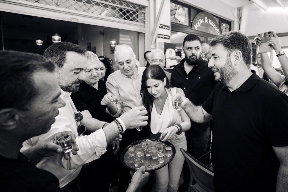Ο πρόεδρος του ΠΑΣΟΚ Νίκος Ανδρουλάκης σε πιο χαλαρές στιγμές κατά την περιοδεία του στο Ηράκλειο της Κρήτης