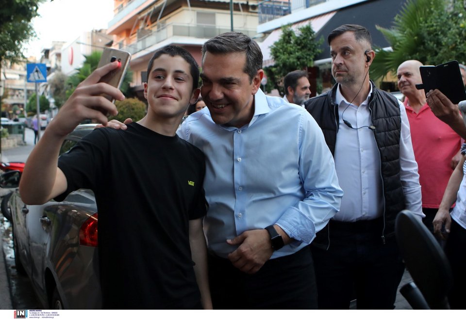 Ο Αλέξης Τσίπρας στον Κορυδάλλο βγάζει selfie με έναν νεαρό φίλο του ΣΥΡΙΖΑ