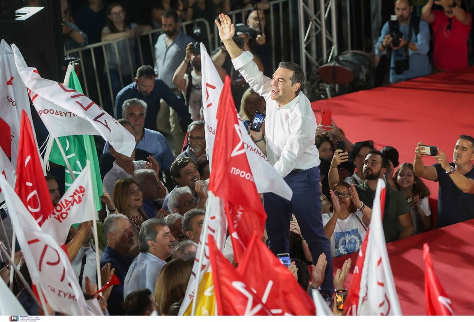 Ο Αλέξης Τσίπρας χαιρετάει τον κόσμο