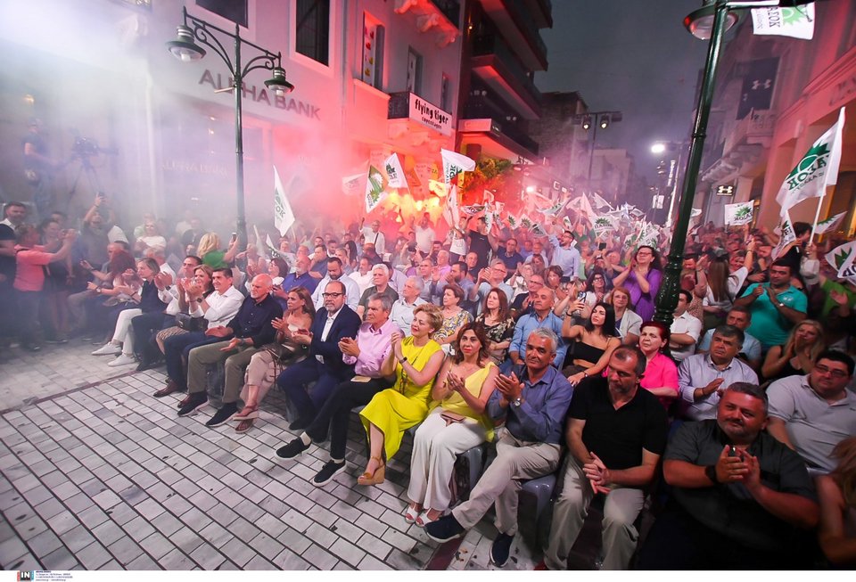 Στελέχη του ΠΑΣΟΚ μεταξύ αυτών και ο πρώην πρωθυπουργός Γιώργος Παπανδρέου