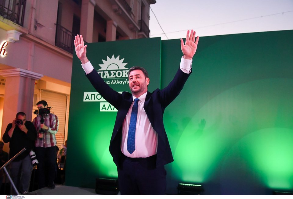Ο Νίκος Ανδρουλάκης χαιρετάει τους πολίτες στο τέλος της προεκλογικής του ομιλίας στην Πάτρα