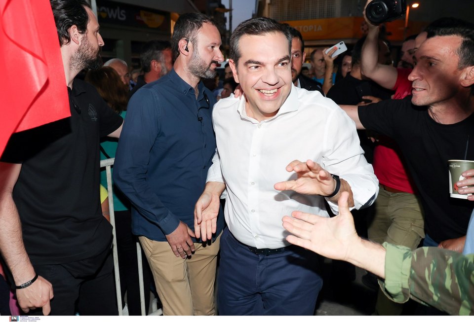 Ο Αλέξης Τσίπρας με φίλους του ΣΥΡΙΖΑ λίγο πριν την ομιλία του στο Ηράκλειο
