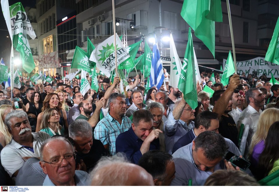 Φίλοι του ΠΑΣΟΚ στην προεκλογική συγκέντρωση του κόμματος στο Ηράκλειο
