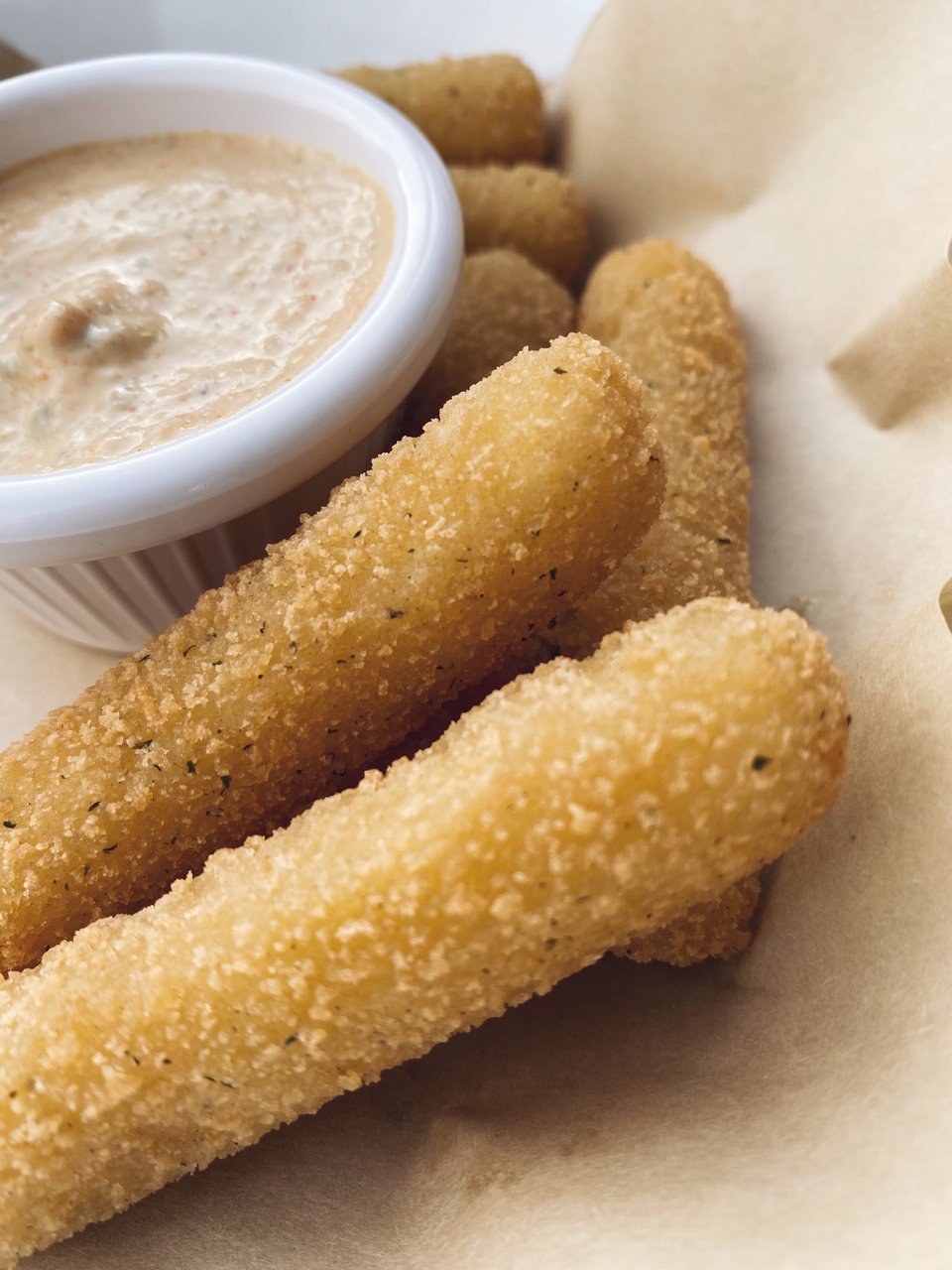 Τα στικ μοτσαρέλας, ένα από τα δημοφιλή ορεκτικά του Raw Street Burger / Φωτογραφία: Μάνος Λειβαδάρος/iefimerida