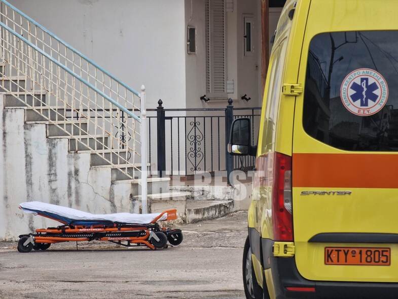 Ασθενοφόρο του ΕΚΑΒ στο σημείο όπου βρέθηκε νεκρή η 39χρονη στην Πάτρα / thebest.gr