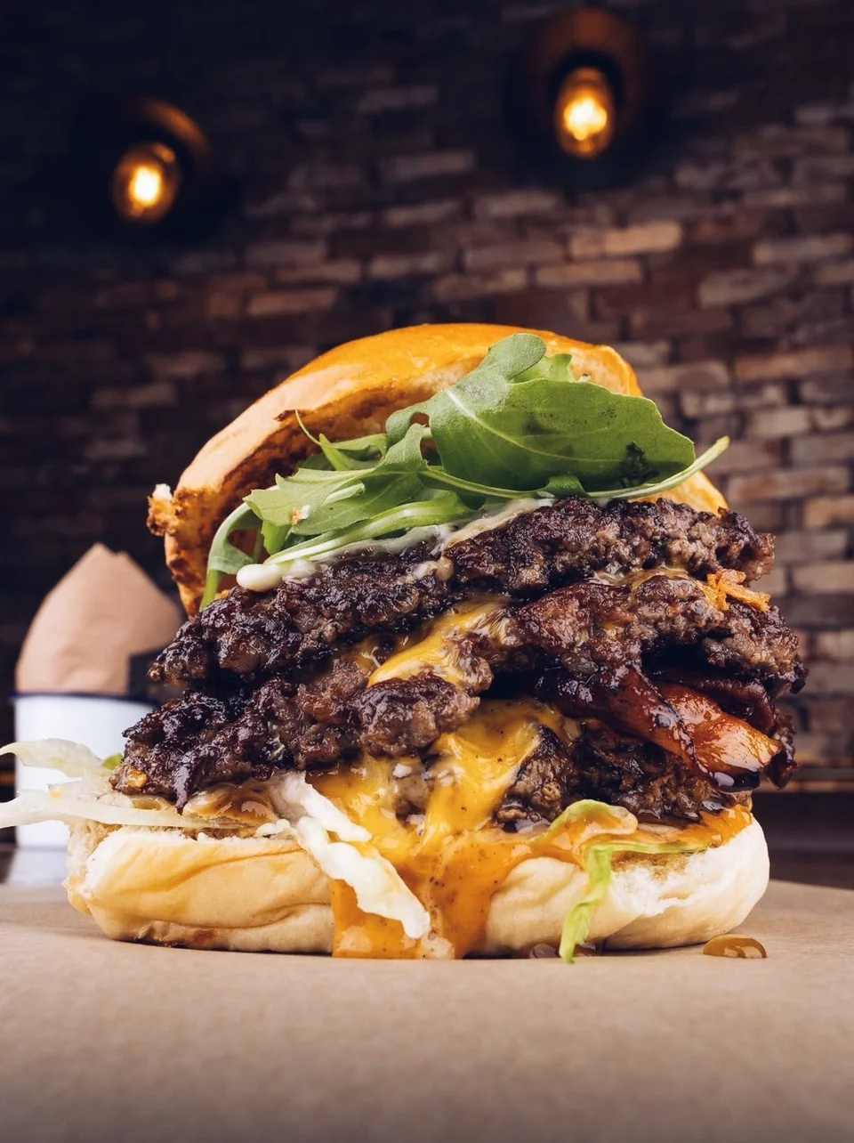 Τα double burgers είναι η πιο δημοφιλής επιλογή με δύο λεπτά ζουμερά μπιφτέκια. 