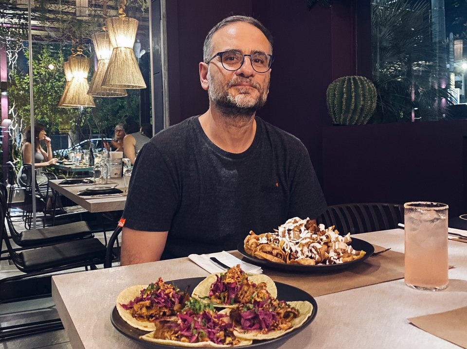 Ο Χάρης Βέντης, σεφ και ιδρυτής του εστιατορίου Mexha, δημιουργεί μεξικάνικα πιάτα σε μια νόστιμη light εκδοχή που κάνει την έθνικ κουζίνα προσιτή σε όλους / Φωτογραφία: Μάνος Λειβαδάρος/iefimerida 