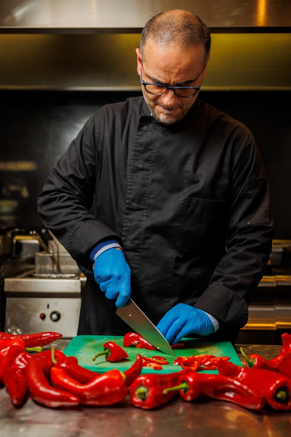 O Χάρης Βέντης στην κουζίνα του Mexha. 