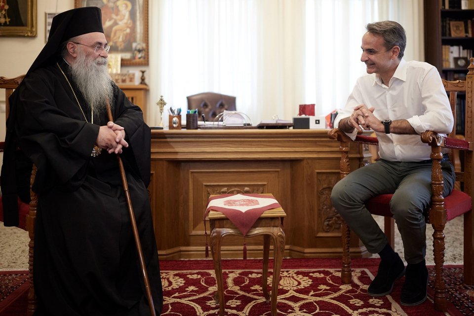 Ο Κυριάκος Μητσοτάκης σε συνάντηση με τον Μητροπολίτη Δράμας Δωρόθεο, στα γραφεία της Μητρόπολης /Φωτογραφία: Eurokinissi - Δημήτρης Παπαμήτσος