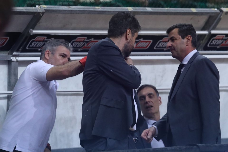 Παναθηναϊκός-Ολυμπιακός: Οπαδοί πέταξαν γιαούρτια στον πάγκο των Πειραιωτών / Φωτογραφία: Eurokinissi