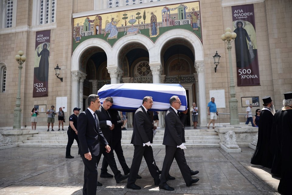Καλυμμένο με ελληνική σημαία το φέρετρο