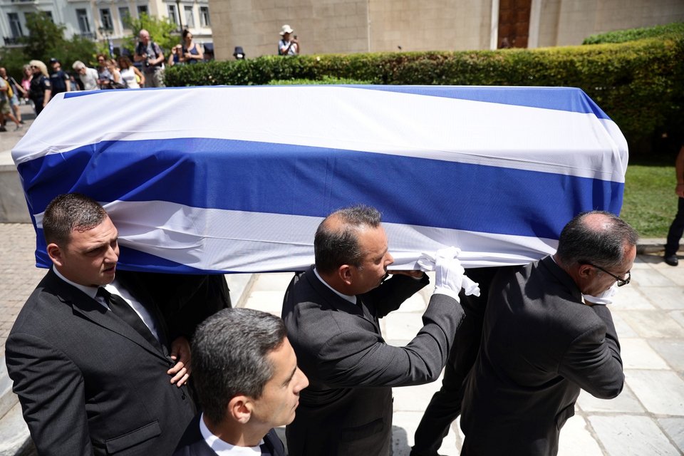Καλυμμένο με ελληνική σημαία το φέρετρο