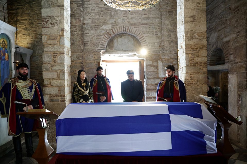 Σε λαϊκό προσκύνημα η σορός του Γιάννη Μαρκόπουλου