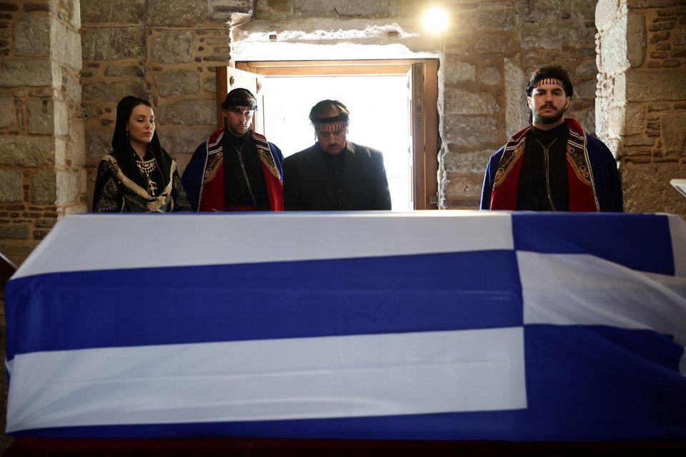 Τη σορό φυλάττουν ως τιμητική φρουρά Κουρήτες, με την παραδοσιακή κρητική φορεσιά