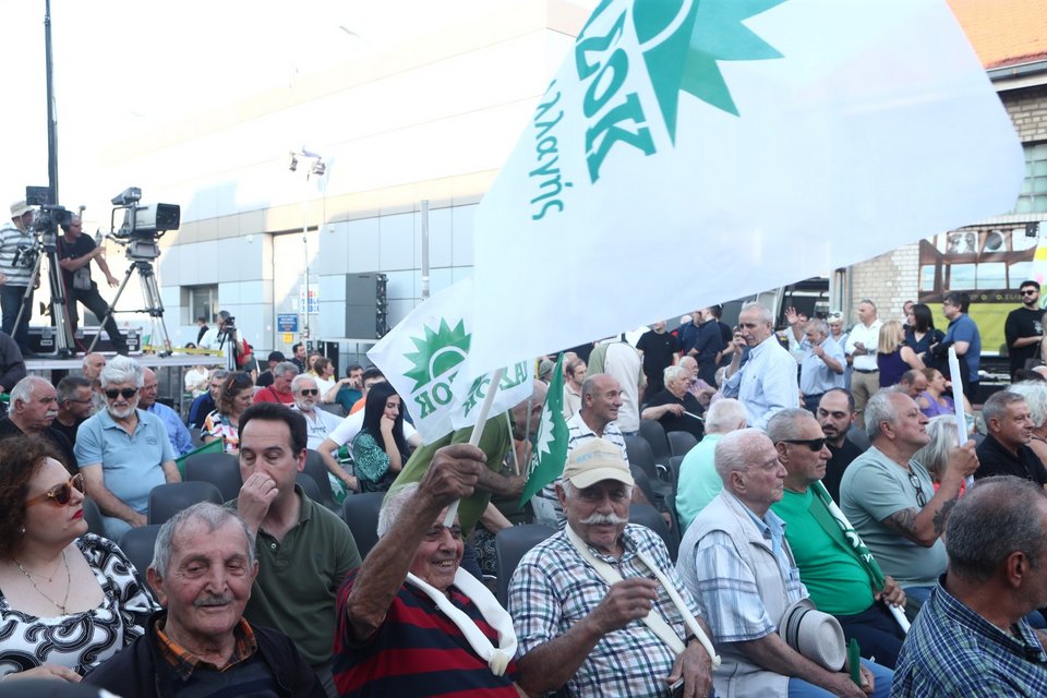 Οι φίλοι του ΠΑΣΟΚ περιμένοντας να ξεκινήσει η προεκλογική ομιλία του Νίκου Ανδρουλάκη, στην Θεσσαλονίκη