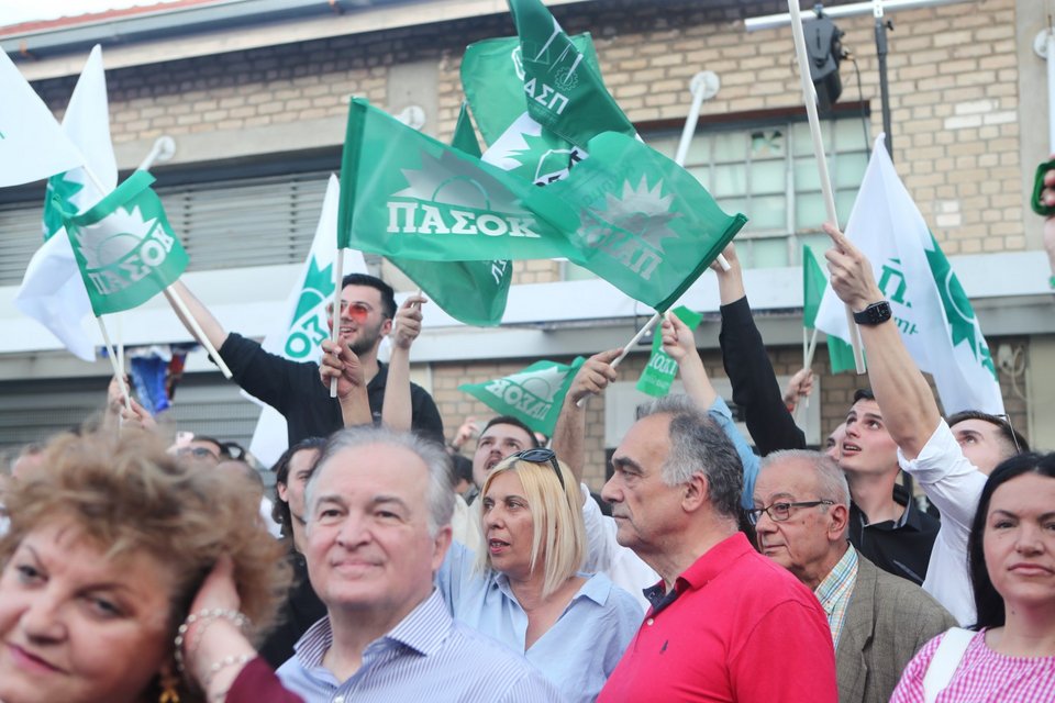 Οι φίλοι του ΠΑΣΟΚ περιμένοντας να ξεκινήσει η προεκλογική ομιλία του Νίκου Ανδρουλάκη, στην Θεσσαλονίκη