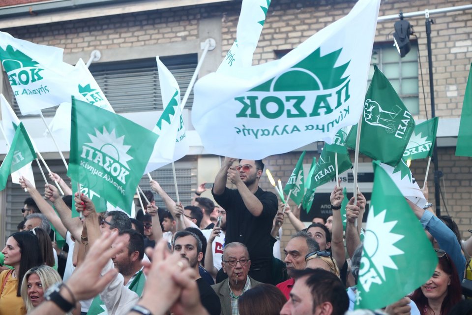 Φίλοι του ΠΑΣΟΚ με σημαίες κατά την ομιλία του Νίκου Ανδρουλάκη στην Θεσσαλονίκη