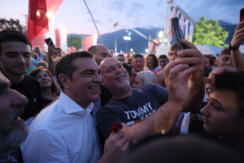 Ο Αλέξης Τσίπρας βγάζει selfies με φίλους του ΣΥΡΙΖΑ λίγο πριν την προεκλγική του ομιλία στα Γιάννενα