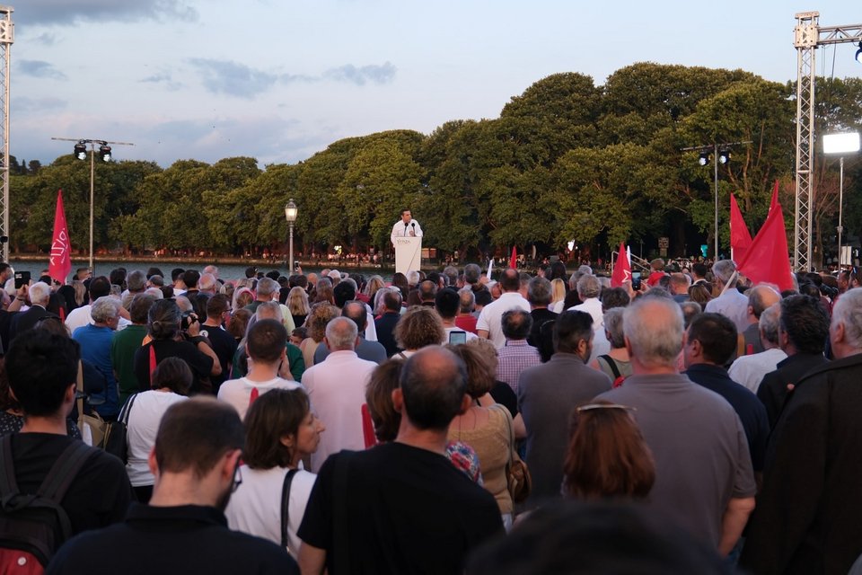 Φίλοι του ΣΥΡΙΖΑ κατά την ομιλία του Αλέξη Τσίπρα στα Γιάννενα