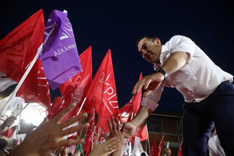 Ο Αλέξης Τσίπρας χαιρετάει τους φίλους του ΣΥΡΙΖΑ, λίγο πριν την ομιλία του στην Θεσσαλονίκη