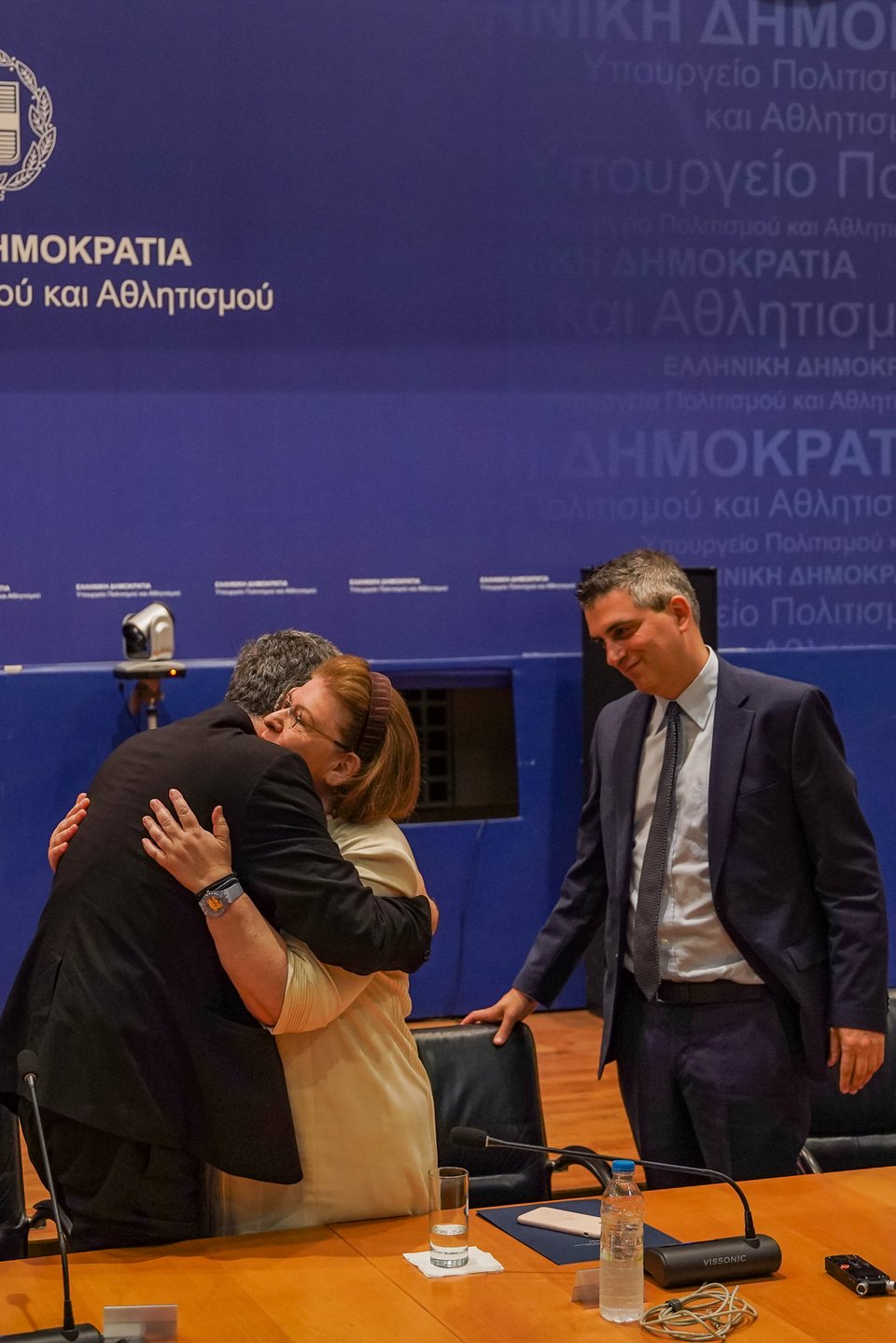 Η Λίνα Μενδώνη ευχαριστεί τον υπηρεσιακό υπουργό Πολιτισμού Γιώργο Κουμεντάκη -Δίπλα της ο νέος υφυπουργός Χρίστος Δήμας / Φωτογραφία: Eurokinissi